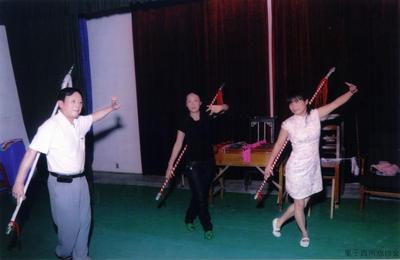 2009年5月在温泉镇钱湖村教授当地西河戏青年演员