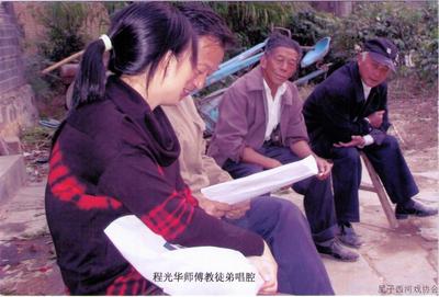 2009年11月在蛟塘镇传授徒弟唱腔