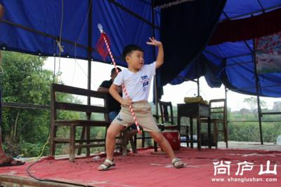 五岁孩童表演西河戏