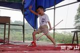 五岁孩童表演西河戏