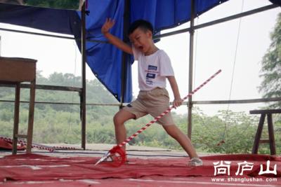 五岁孩童表演西河戏