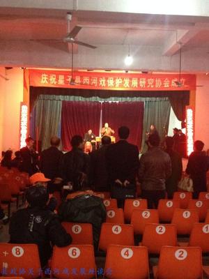 政协委员参观西河戏票友演唱